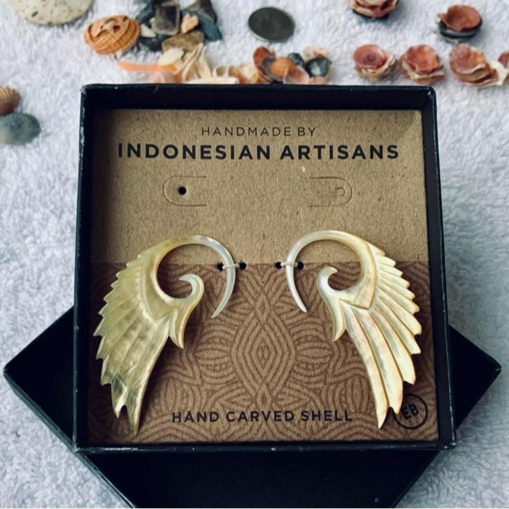 🪽Mother of Pearl Angelic Wings🪽 
HAND CARVED SHELL - INDONESIAN ARTISANS 
🎁 NIB - Picture 7 of 10